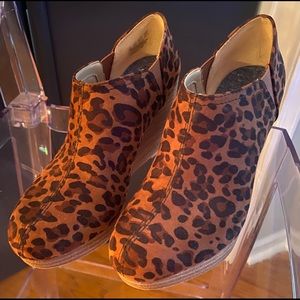 Super cute and comfy Dr. Scholl’s Leopard print Booties.